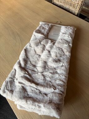 Jolie Plush Faux Fur Throw - in Gray